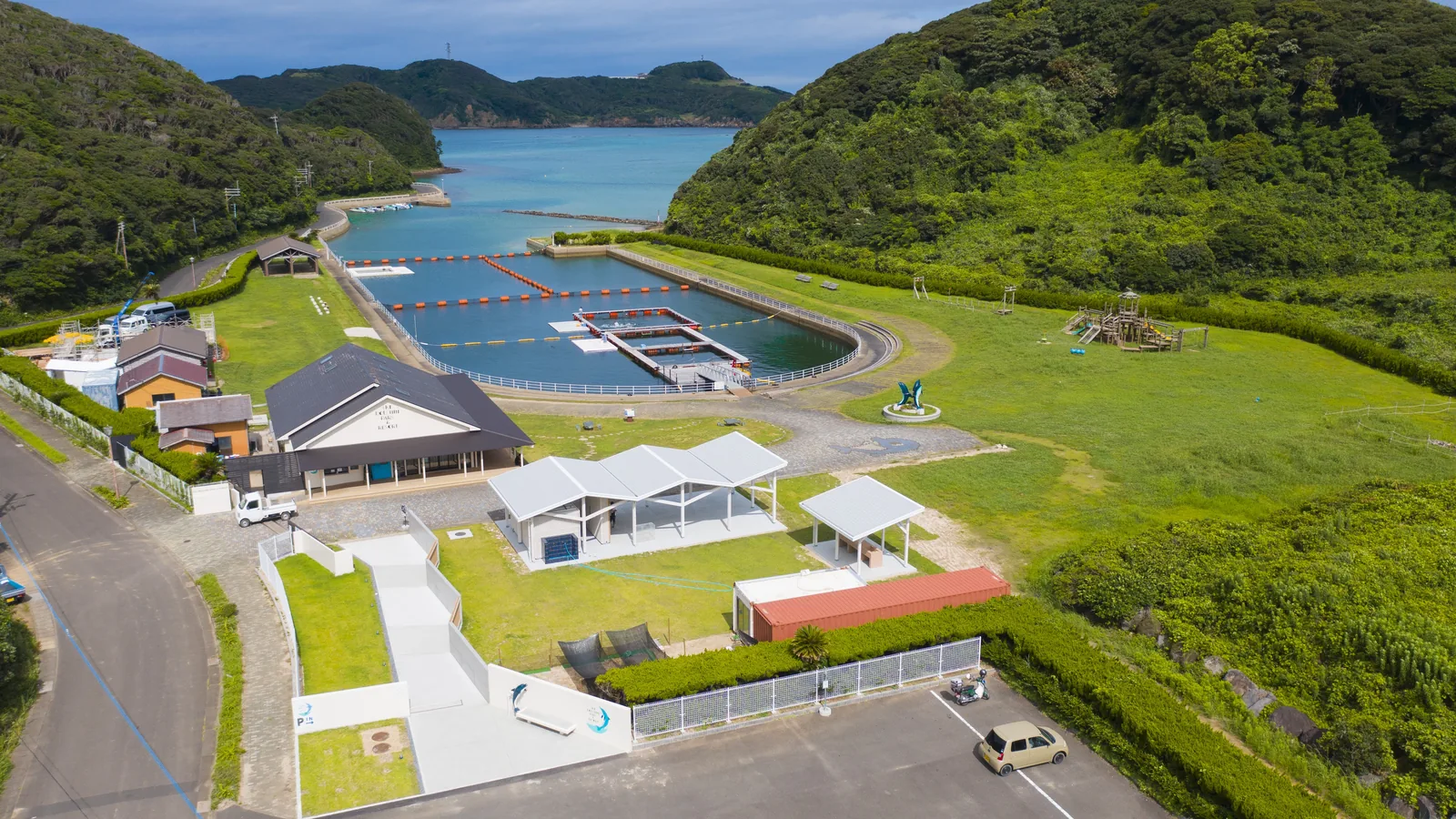 上空から見た壱岐イルカパーク全景。入り江と芝生広場、園内の建物