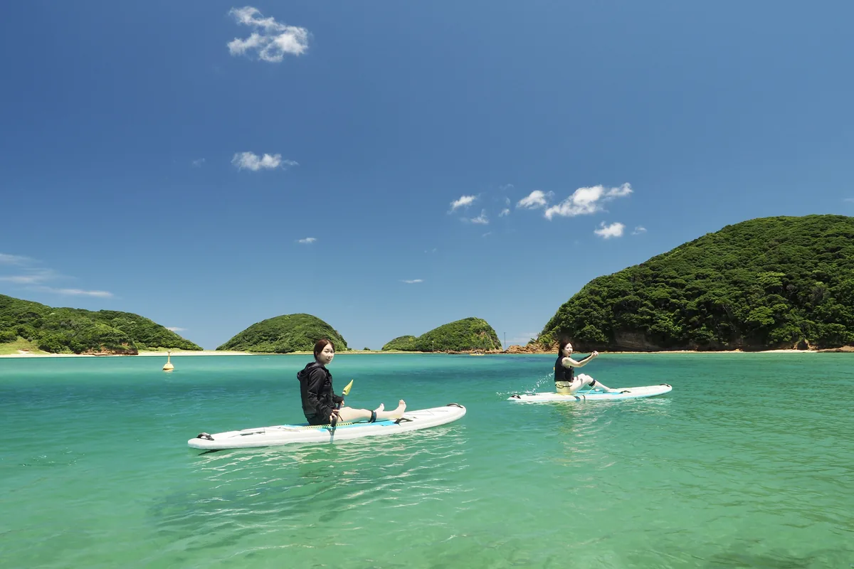 穏やかな海をSUPで進む人たち