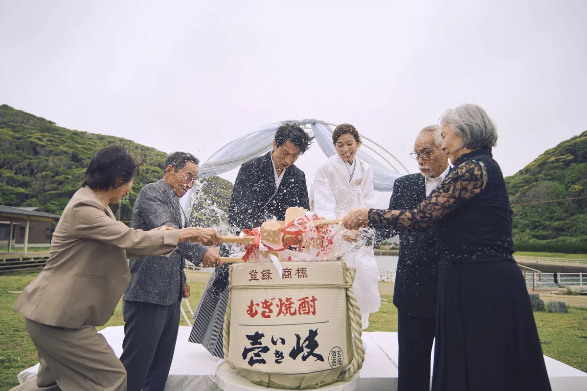 芝生の上で、ご家族と一緒に壱岐焼酎の樽で鏡開き