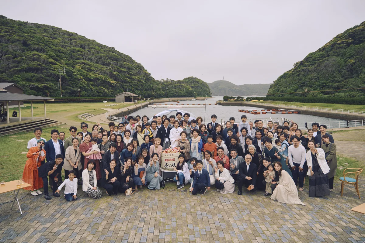 入り江を背にした全員の集合写真