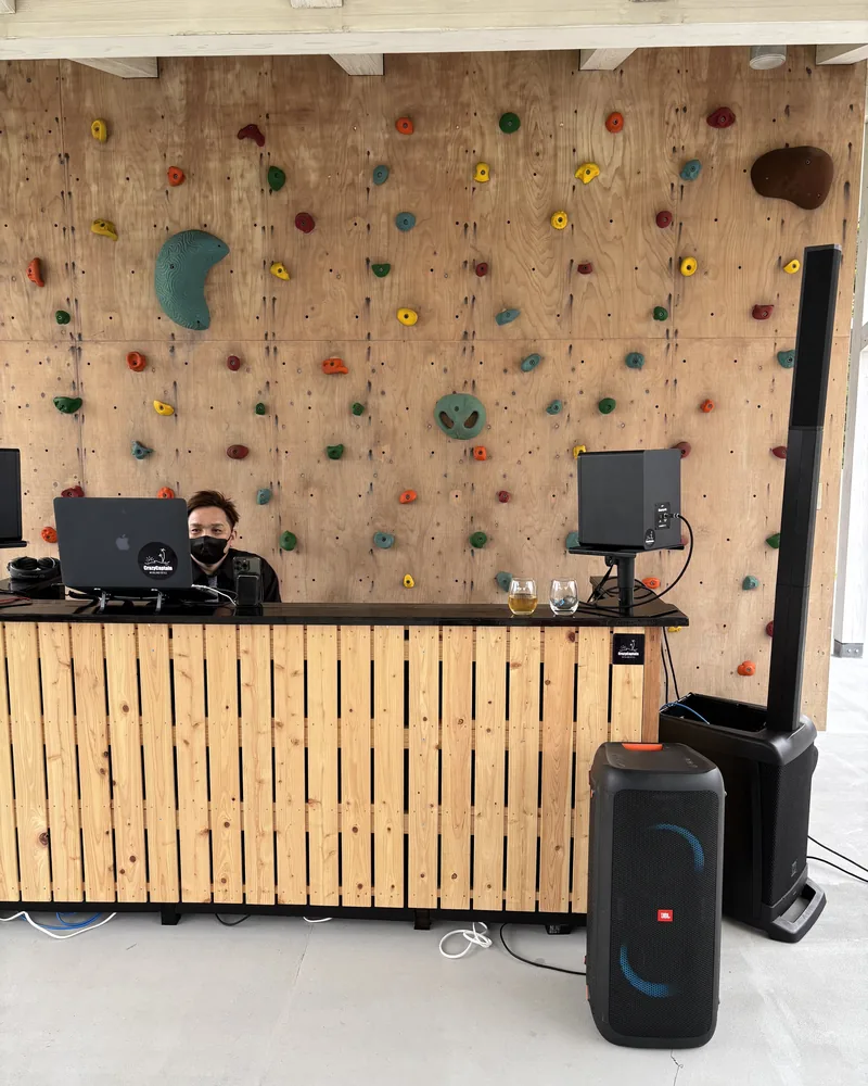 ボルダリングの壁の前に置いたDJブース