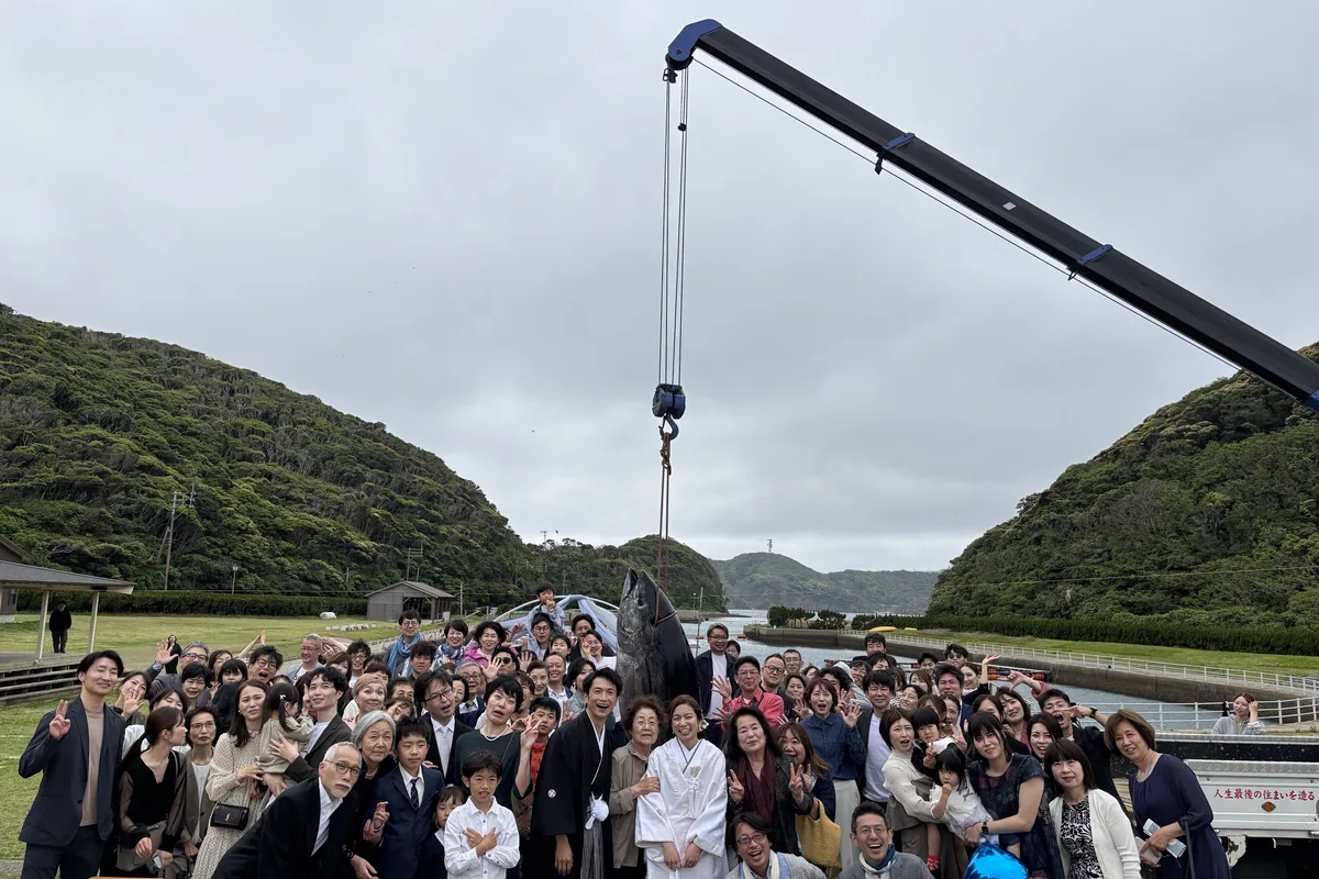 吊るされたマグロと一緒に撮った全員の集合写真