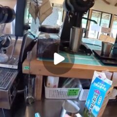 イルカを見ながらカフェで一息つきませんか？心温まるカフェラテをご提供します☕