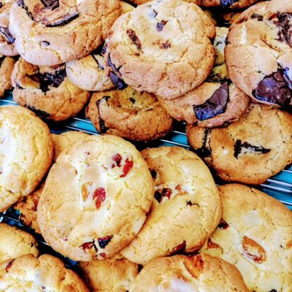 久しぶりにークッキー焼けてます🍪チョコとナッツのクッキーとアンズとクランベリーのクッキーです🤤明日は少し風が強そうですが、ぜひ、皆様のご来園をお待ちしてます🐬♪
