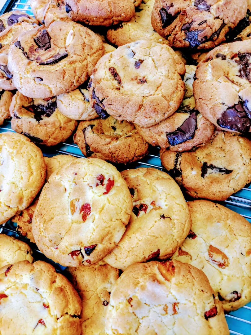 久しぶりにークッキー焼けてます🍪チョコとナッツのクッキーとアンズとクランベリーのクッキーです🤤明日は少し風が強そうですが、ぜひ、皆様のご来園をお待ちしてます🐬♪
